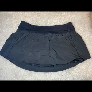 Lululemon “final lap” skirt SZ: 6 BLACK